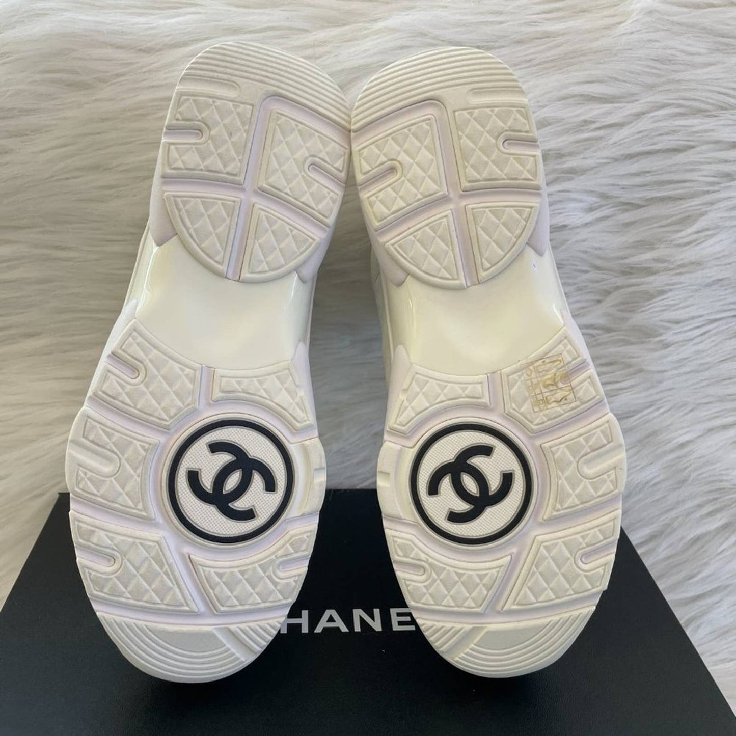 NEW Chanel 40.5 / 10.5 Interlocking CC Logo Sneakers Tennis Shoes White G34360